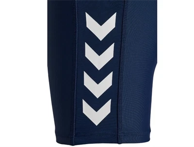 Hummel badebukser i moerkeblaa med hummels chevron logo detalje paa siden