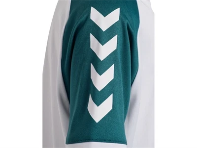 Hummel t-shirt i hvid med hummels chevron logo detalje paa aerme