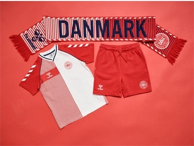 hummel dbu t shirt rød og hvid med shorts og halstørklæde