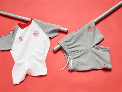 hummel dbu t shirt hvid med graa shorts saet