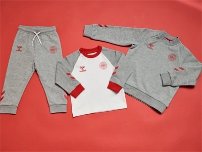 hummel DBU bluse hvid sammen med saet
