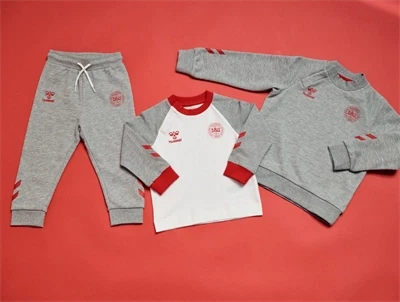 hummel DBU bukser graa sammen med saet
