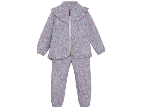 en fant termosæt i lys nuance med blomsterprint og flæser, set forfra