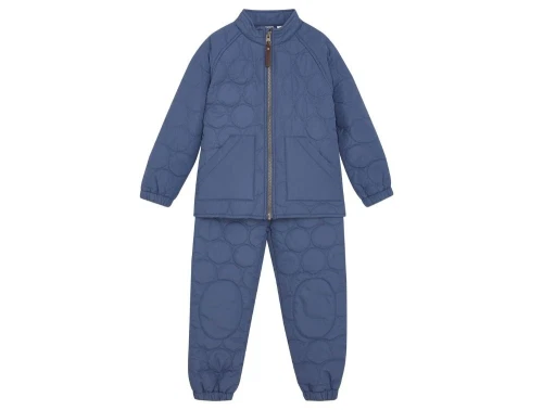 en fant termosæt i mørk blå nuance med cirkel-quilt og forlommer, set forfra