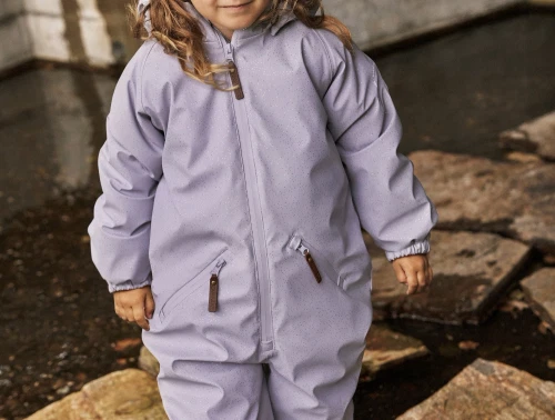 En Fant flyverdragt i lavender aura med glimmer