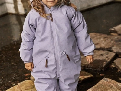 En Fant flyverdragt i lavender aura med glimmer