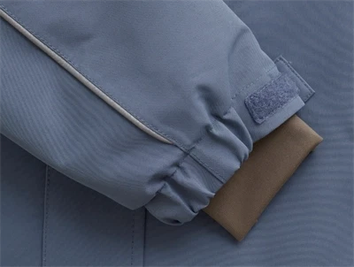 Nærbillede af ærme på En Fant flyverdragt i flint stone med aftagelig pelskant