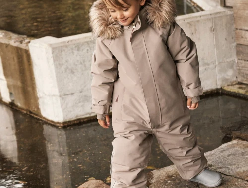 En Fant flyverdragt fungi brugt af barn i naturen