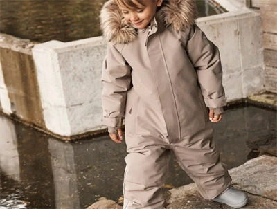 En Fant flyverdragt fungi brugt af barn i naturen