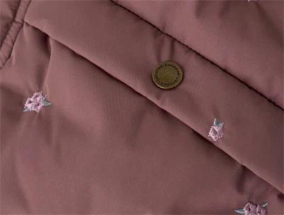 Detaljebillede af En Fant pufferjakke i rose taupe med broderede blomster