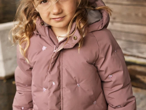 Barn iført En Fant pufferjakke i rose taupe med broderede blomster