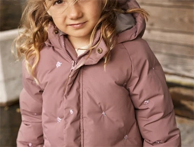 Barn iført En Fant pufferjakke i rose taupe med broderede blomster