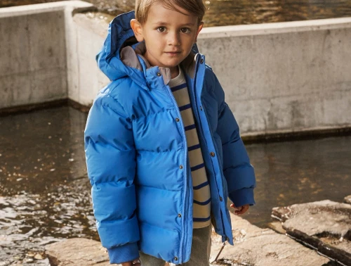 En Fant vinterjakke star sapphire med hætte set forfra på barn