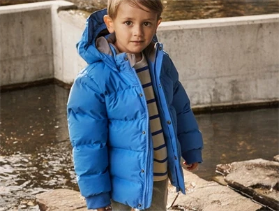 En Fant vinterjakke star sapphire med hætte set forfra på barn