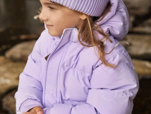 Barn iført En Fant jakke lavender med quiltet design