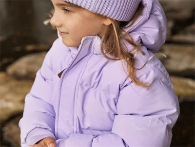 Barn iført En Fant jakke lavender med quiltet design