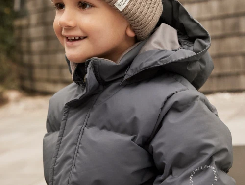 En Fant vinterjakke ebony med hætte set på barn