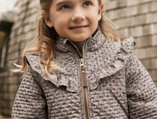 En Fant termosæt fungi med blomsterprint og flæser