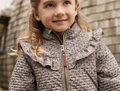 En Fant termosæt fungi med blomsterprint og flæser