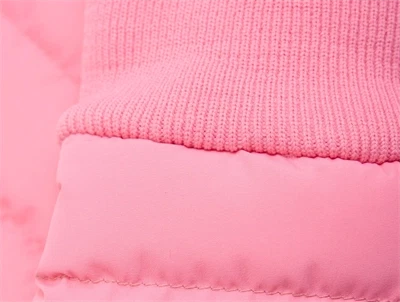 Nærbillede af En Fant luffer i confetti med ribkant