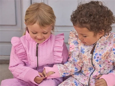 Pige iklædt En Fant termosæt bonbon med flæser og glimmer