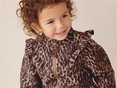 En Fant termosæt i brun nuance med leopardprint set på barn