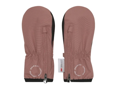 En Fant luffer i rosa nuance set forfra
