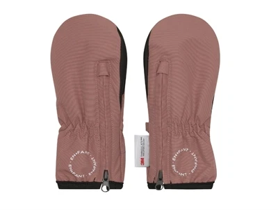 En Fant luffer i rosa nuance set forfra