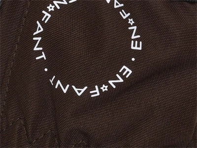 En Fant luffer i brun nuance med logo detalje