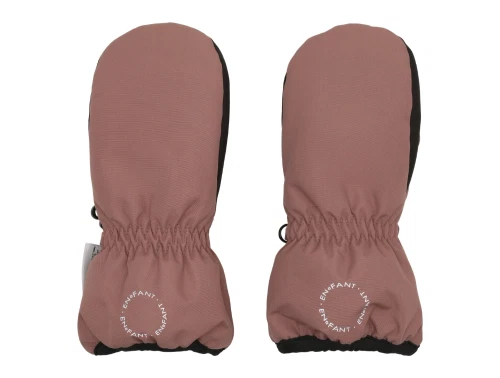 En Fant luffer i rosa nuance set forfra