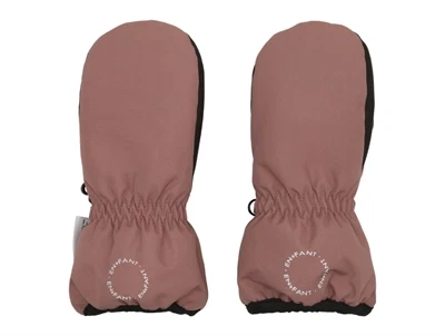 En Fant luffer i rosa nuance set forfra
