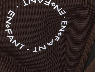 En Fant handsker i brun nuance med logo detalje