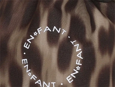 En Fant handsker i brun nuance med leopardprint og logo detalje
