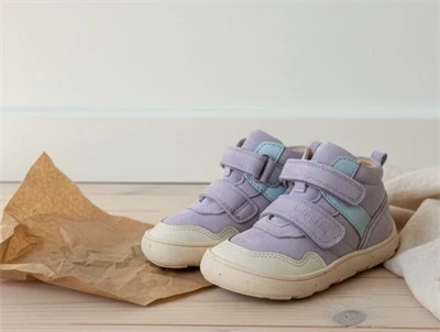 Bisgaard Becky barfodssneaker i lilla nuance med lyse kontrastdetaljer og velcro