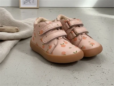 Bisgaard Dex barfodssko i peach med print og velcro