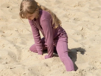 Pige iklædt Joha leggings i lilla nuance i uld og silke med ribstruktur