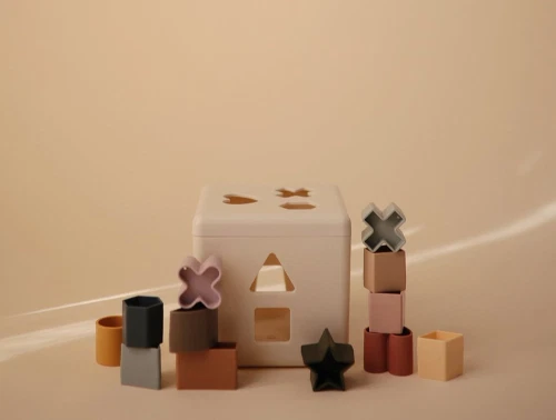 Mushie shape sorting box i beige med farvede figurer
