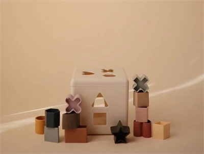 Mushie shape sorting box i beige med farvede figurer