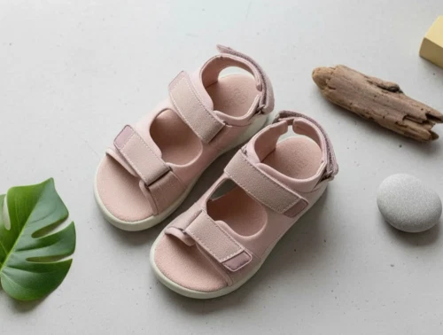 En Fant misty rose sandal med blink