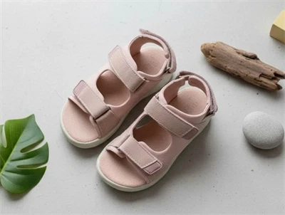 En Fant misty rose sandal med blink