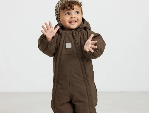 Barn iført MarMar Copenhagen Oriel flyverdragt deep choco set forfra