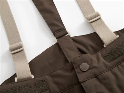 MaDetaljebillede af Mar Orla overtræksbukser deep choco med seler