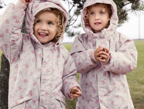 MarMar Copenhagen Ollie flyverdragt i flowerbed print med elastiske seler vist på børn