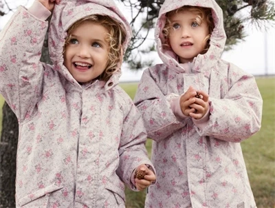 MarMar Copenhagen Ollie flyverdragt i flowerbed print med elastiske seler vist på børn