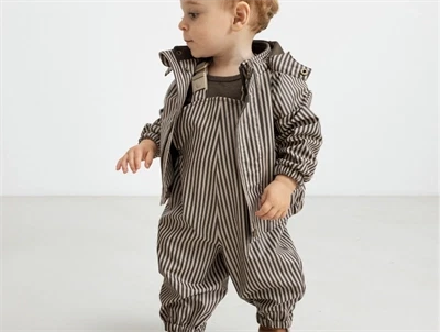 Barn iført MarMar Copenhagen regnsæt brown stripe med lodrette striber