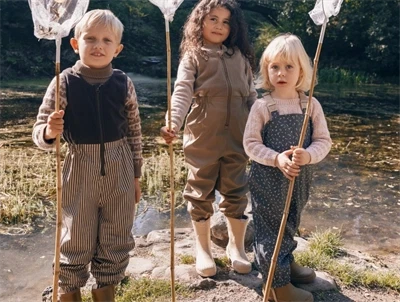 Barn iført MarMar Copenhagen regnsæt brown stripe med fleecefor og lynlåslukning