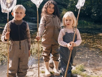 Barn iført MarMar Copenhagen regnsæt sepia brown med fleecefor og lynlåslukning