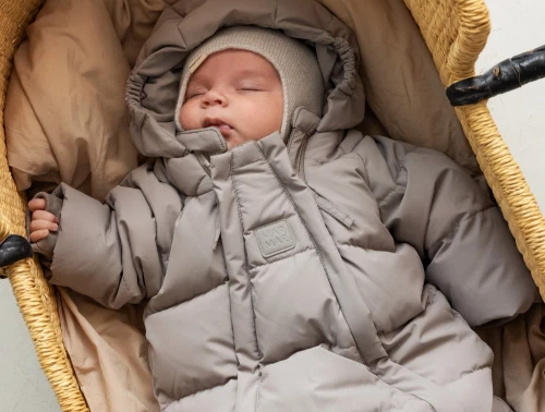 Barn iført MarMar tech puffer baby moon rock med hætte i kurv
