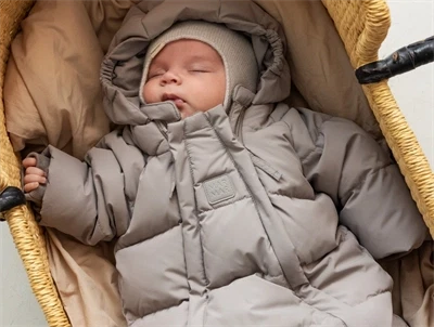 Barn iført MarMar tech puffer baby moon rock med hætte i kurv