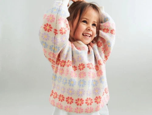 Pige iført Wheat Harlow striktrøje sandshell flowers